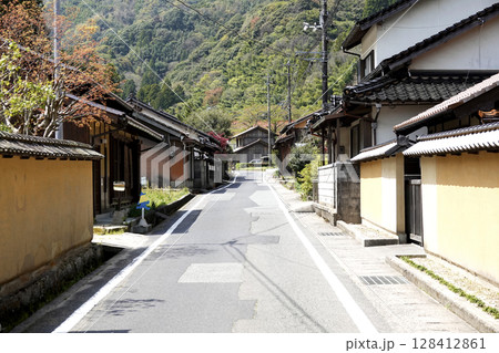 石見銀山 町並み地区のノスタルジックな古民家と緑豊かな山並み 128412861