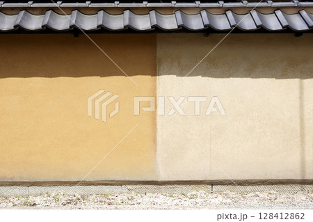 石見銀山 町並み地区 ノスタルジックな古民家の築地塀 石見銀山 町並み地区 ノスタルジックな古民家の築地塀 128412862