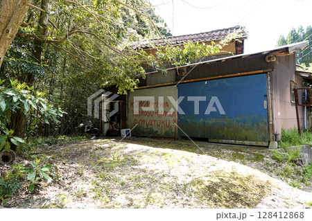 石見銀山 銀山地区 古民家の壁にローマ字で書かれた挨拶文 石見銀山 銀山地区 古民家の壁にローマ字で書かれた挨拶文 128412868