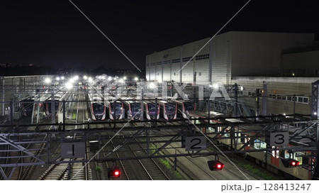 都営浅草線の車両基地である馬込車両検修場の夜景 128413247