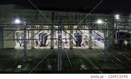 都営浅草線の車両基地である馬込車両検修場の夜景 128413248