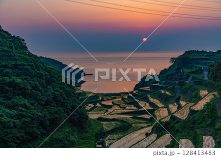 （佐賀県）浜野浦の棚田　夕景 128413483