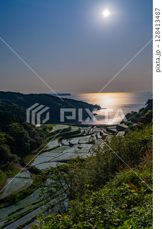 (佐賀県)浜野浦の棚田 夕景 (佐賀県)浜野浦の棚田 夕景 128413487