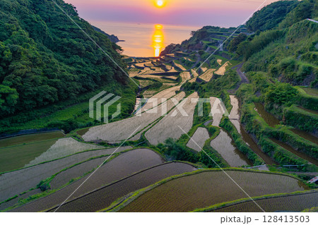 (佐賀県)浜野浦の棚田 夕景 (佐賀県)浜野浦の棚田 夕景 128413503