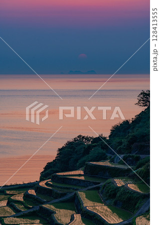 (佐賀県)浜野浦の棚田 日が落ちて (佐賀県)浜野浦の棚田 日が落ちて 128413555