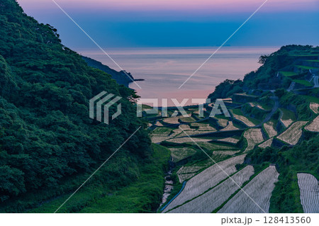 (佐賀県)浜野浦の棚田 日が落ちて (佐賀県)浜野浦の棚田 日が落ちて 128413560