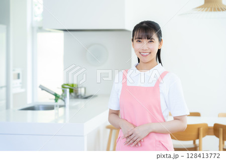 訪問介護をする介護士の女性 訪問介護をする介護士の女性 128413772
