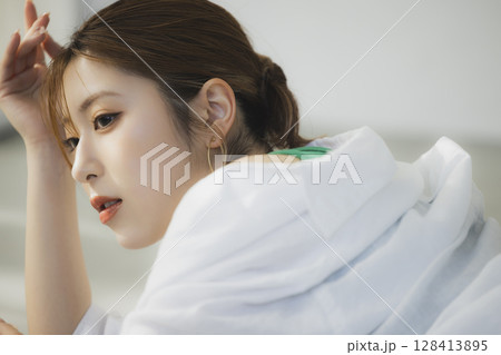 床に寝転ぶ女性 床に寝転ぶ女性 128413895