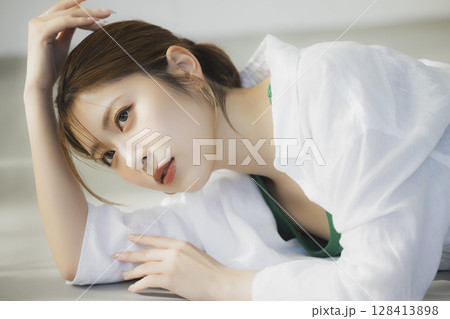 床に寝転ぶ女性 床に寝転ぶ女性 128413898