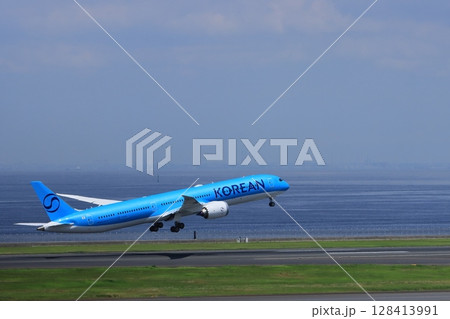 離陸する旅客機　上昇していく旅客機　新塗装の大韓航空機 128413991