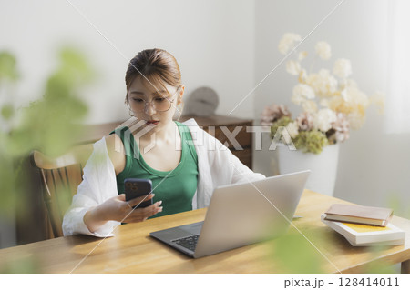 パソコンを使う女性 パソコンを使う女性 128414011
