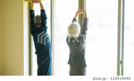 パジャマでストレッチするシニアカップル 128414040