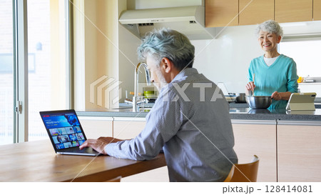 ノートパソコンで動画配信サービスを見るシニア男性 128414081