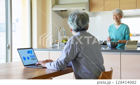 ダイニングでくつろぐシニアカップル ダイニングでくつろぐシニアカップル 128414082