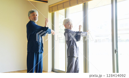 窓辺でリラックスするシニアカップル 128414092
