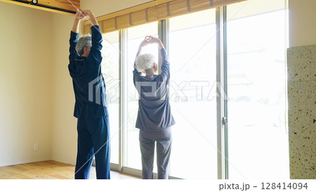 パジャマでストレッチするシニアカップル 128414094