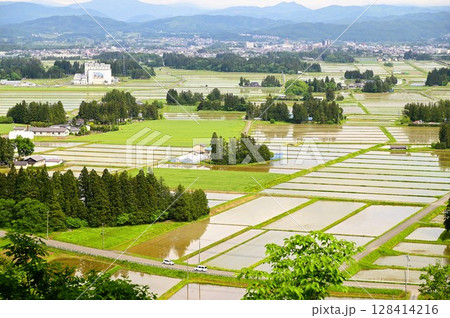 円万寺観音山から見える居久根（いぐね）のある風景 128414216