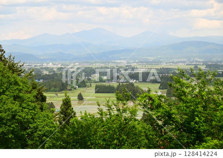円万寺観音山から見える居久根（いぐね）のある風景 128414224