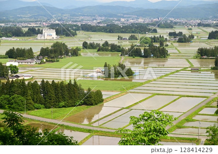円万寺観音山から見える居久根（いぐね）のある風景 128414229