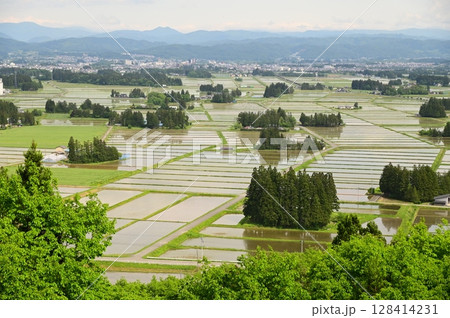 円万寺観音山から見える居久根（いぐね）のある風景 128414231