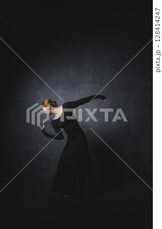 黒背景でポーズをとる女性 128414247