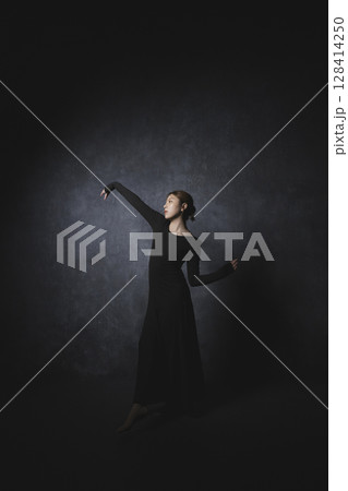 黒背景でポーズをとる女性 黒背景でポーズをとる女性 128414250