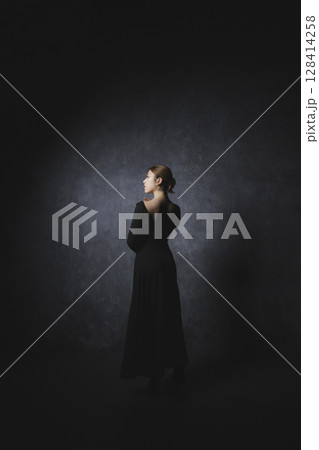 黒背景でポーズをとる女性 128414258