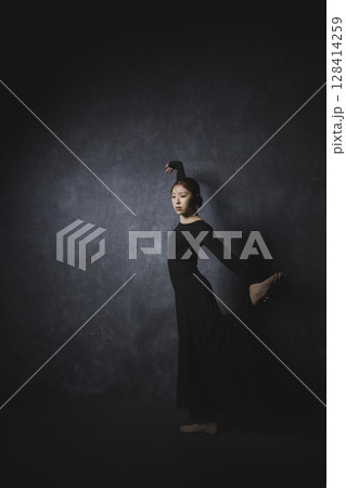 黒背景でポーズをとる女性 128414259