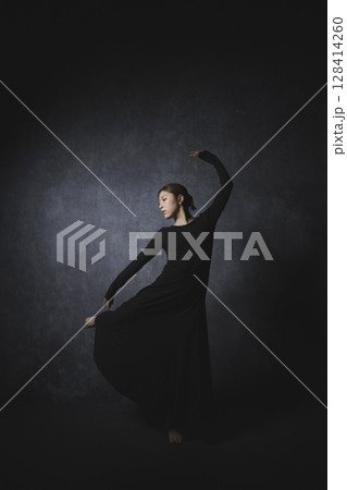 黒背景でポーズをとる女性 128414260