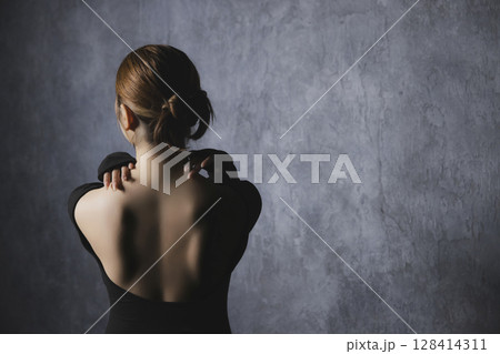 ダンサーの背中 128414311