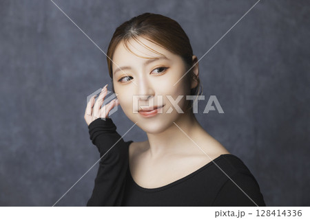 黒バックのビューティポートレート 黒バックのビューティポートレート 128414336