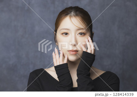 黒バックのビューティポートレート 128414339