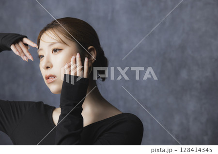 黒バックのビューティポートレート 黒バックのビューティポートレート 128414345