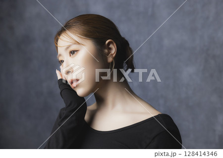 黒バックのビューティポートレート 黒バックのビューティポートレート 128414346