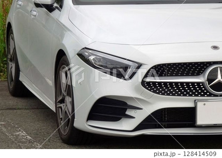 輸入車イメージ メルセデスベンツAクラスのフロントマスク 輸入車イメージ メルセデスベンツAクラスのフロントマスク 128414509
