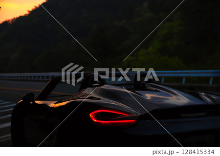 ツヤツヤの黒いオープンカー ツヤツヤの黒いオープンカー 128415334