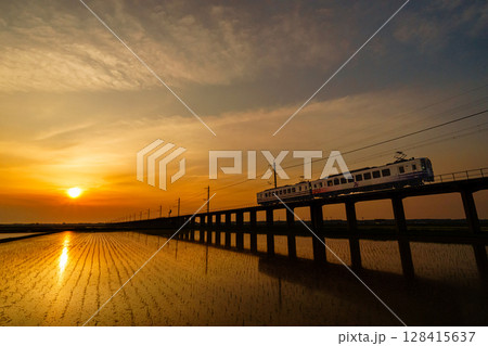 北越急行ほくほく線と田んぼ 北越急行ほくほく線と田んぼ 128415637