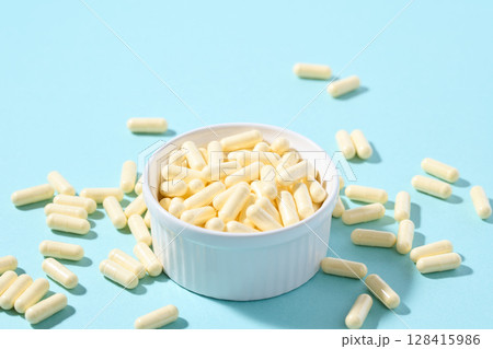 大量のカプセル錠剤 128415986