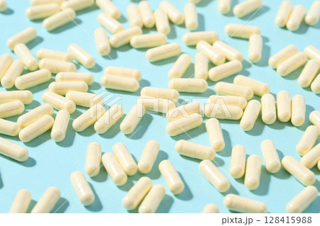 大量のカプセル錠剤 128415988