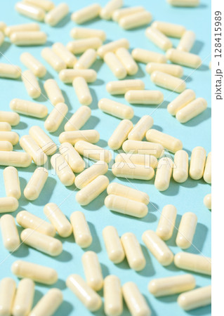 大量のカプセル錠剤 128415989