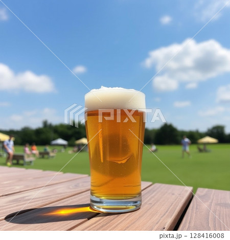 真夏の公園でビール 128416008