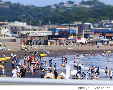 海水浴を楽しむ人々 海水浴を楽しむ人々 128416262