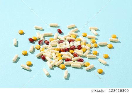 大量のカプセル錠剤　サプリメント 128416300