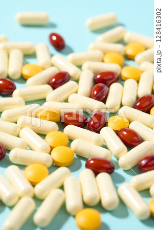 大量のカプセル錠剤 サプリメント 大量のカプセル錠剤 サプリメント 128416302