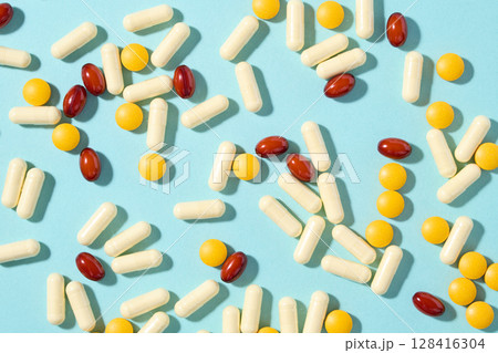 大量のカプセル錠剤　サプリメント 128416304