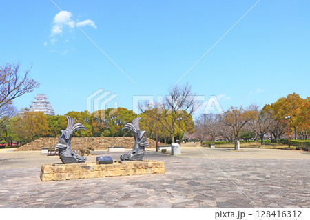 兵庫県姫路市、城見台公園から見た国宝姫路城と鯱の風景 兵庫県姫路市、城見台公園から見た国宝姫路城と鯱の風景 128416312