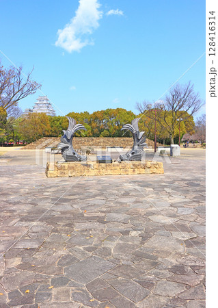 兵庫県姫路市、城見台公園から見た国宝姫路城と鯱の風景 128416314