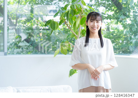 リビングでくつろぐ若い女性 128416347