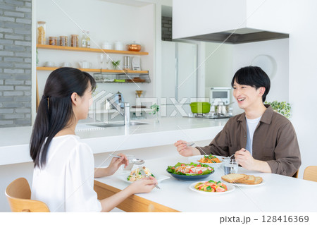 ダイニングで食事をする若い夫婦 ダイニングで食事をする若い夫婦 128416369