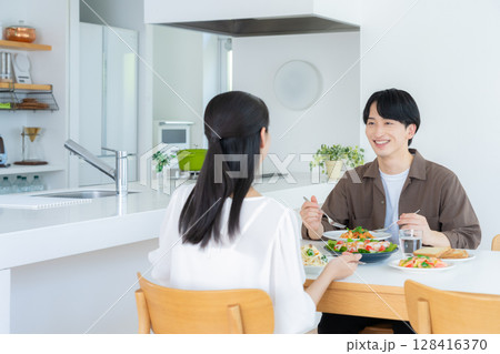 ダイニングで食事をする若い夫婦 ダイニングで食事をする若い夫婦 128416370